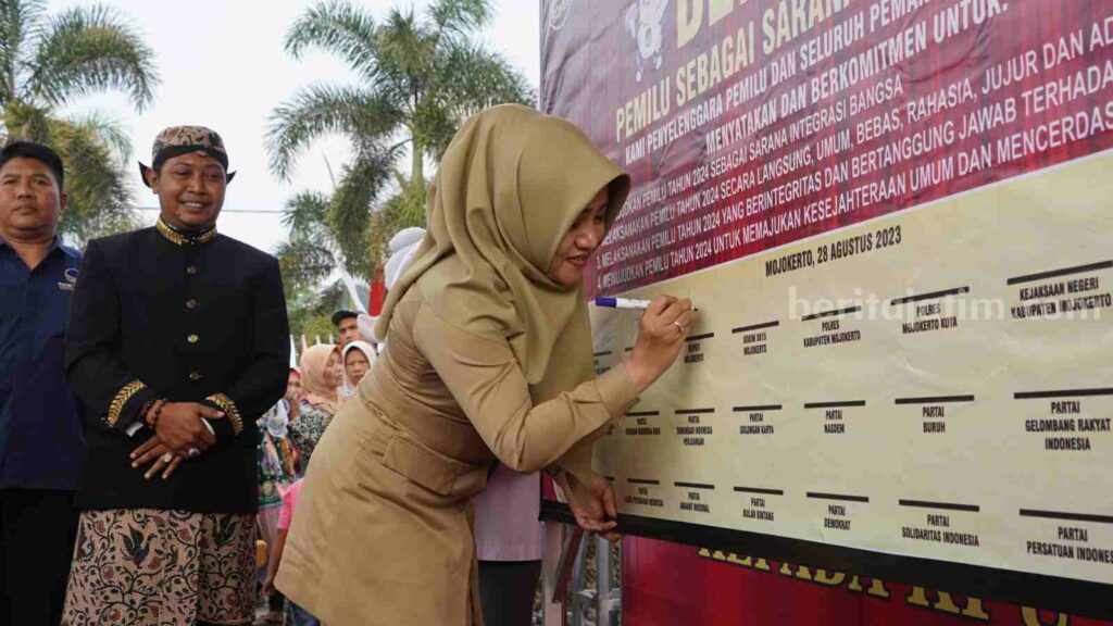 Bupati Mojokerto, Ikfina Fahmawati penandatanganan Deklarasi Pemilu sebagai Sarana Integrasi Bangsa. [tin]