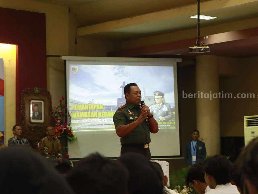 Ratusan Maba Unitomo Dapat Ceramah Pangdam V Brawijaya, Begini Katanya Pangdam V Brawijaya memberikan motivasi maba dalam PKKMB 2023 Unitomo