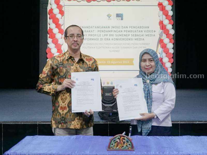 Di Sumenep, PENS Jalin Kerjasama Perkuat SDM dan Edukasi Teknologi Penandatanganan MoU PENS dan RRI Sumenep di Gedung RRI Sumenep