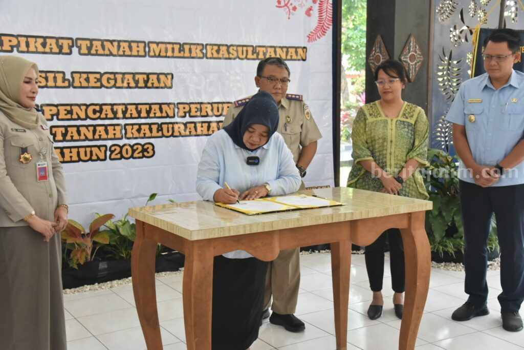 Bupati Sleman Kustini menandatangani MoU tentang penyelesaian sertifikat -- (Dokumen Humas Sleman)