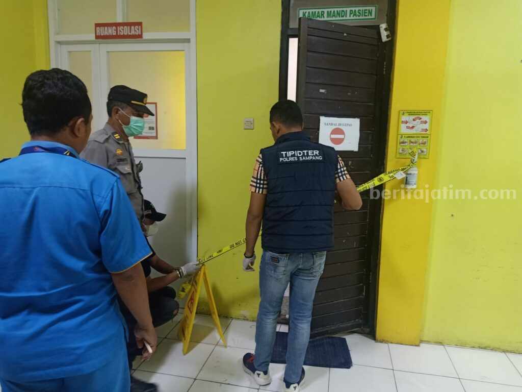 Olah tempat kejadian perkara penemuan janin laki-laki di dalam kamar mandi RSUD dr Mohammad Zyn Sampang (Foto: Zamachsari/beritajatim.com)