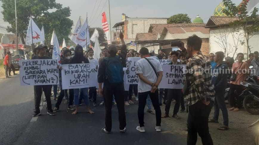 Aksi buruh PT PKP menutup Jalan Raya Kutorejo-Pacet, Kabupaten Mojokerto. [Foto : ist]