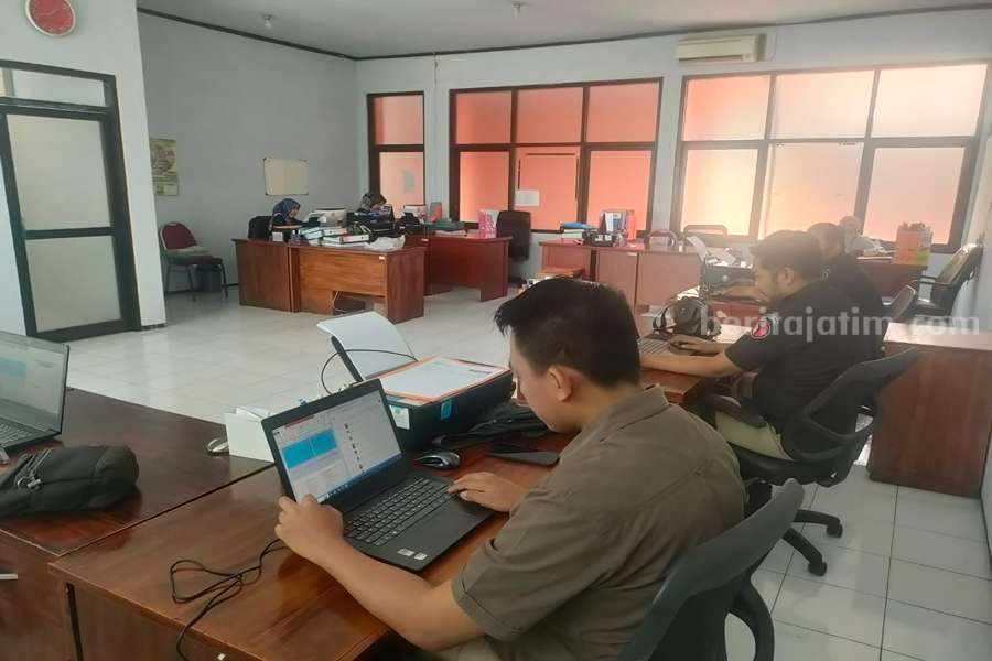 Anggota Bawaslu Kota Pasuruan saat mengamati DCS.