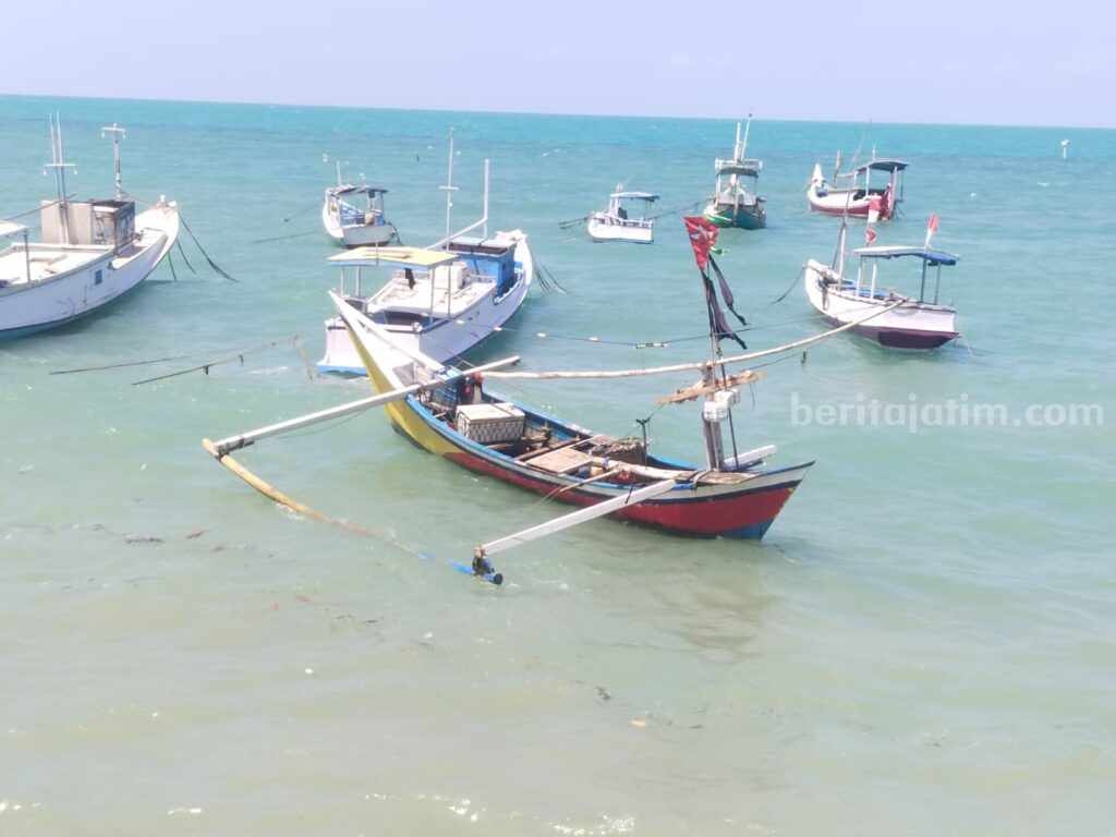 Perahu klotok kosong terdampar di Dungkek