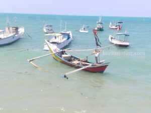 Perahu Klotok Terdampar di Dungkek Sumenep, Awak Perahu Hilang Perahu klotok kosong terdampar di Dungkek