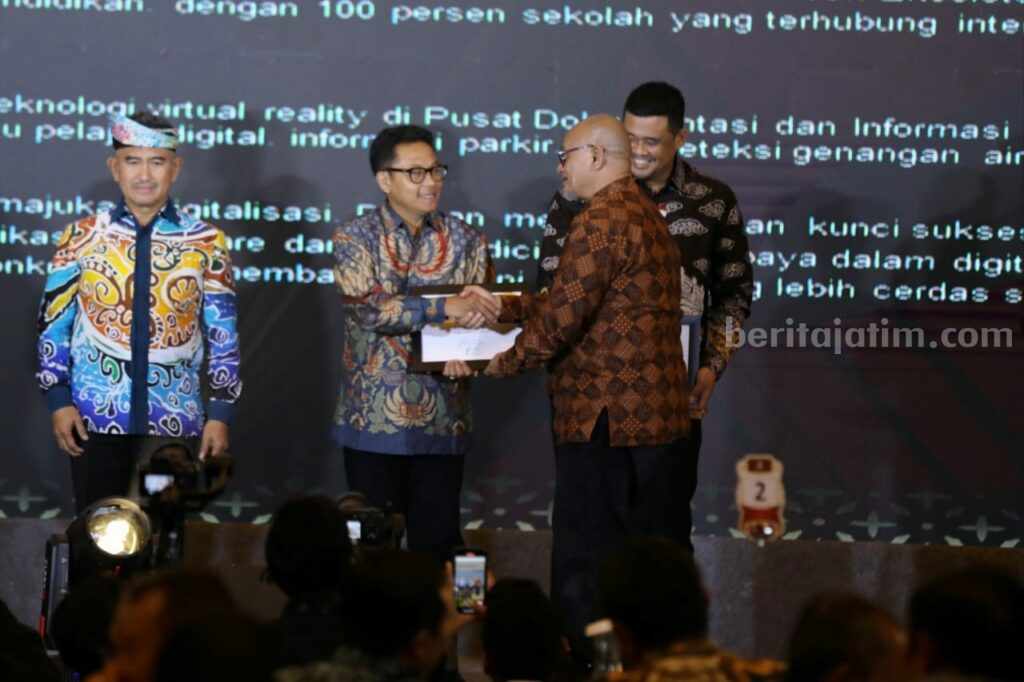 Wali Kota Malang Sutiaji saat menerima penghargaan Apresiasi Tokoh Indonesia 2023. (Humas Kota Malang)