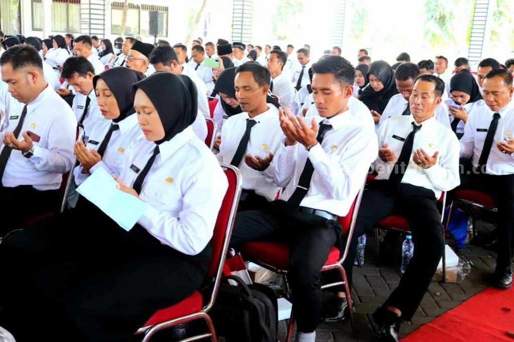 Ratusan guru PPPK di Kabupaten Gresik berdoa usai menerima SK pengangkatan
