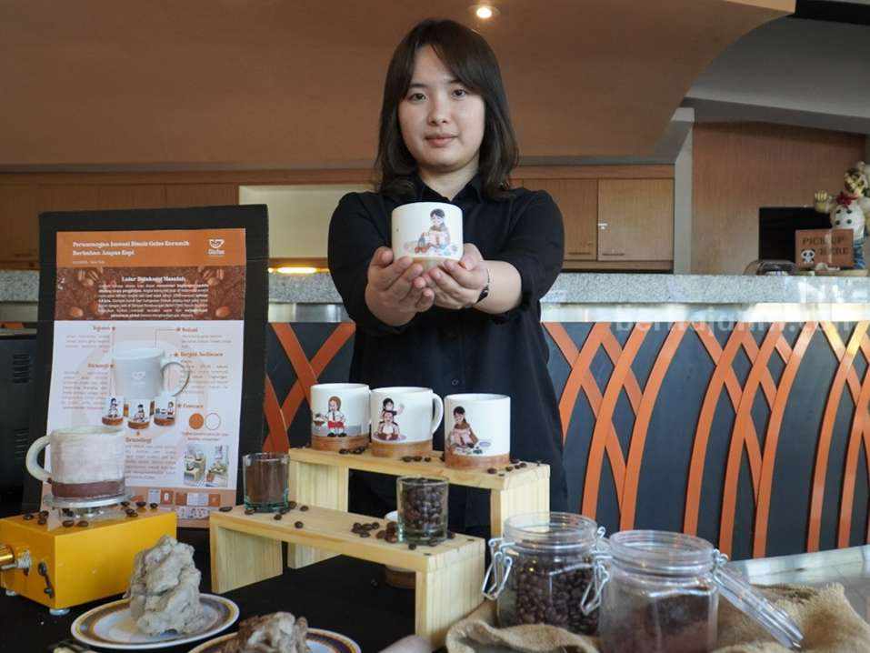 Dua Wisudawan UK Petra Surabaya Sulap Limbah Jadi Produk Bernilai Tinggi Viola Tizita, mahasiswi DKV UK Petra Surabaya.