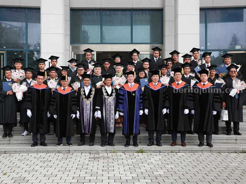 Wisudawan program joint degree Teknik Perkapalan ITS lulus pada wisuda di Mokpo National University, Korea Selatan