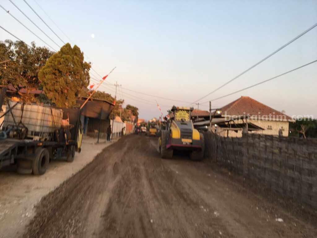 Jelang Kunjungan Wapres RI Ma’ruf Amin ke Bangkalan, Sejumlah Jalan Diperbaiki Perbaikan jalan raya di Kabupaten Bangkalan (Foto: Zamachsari/beritajatim.com)