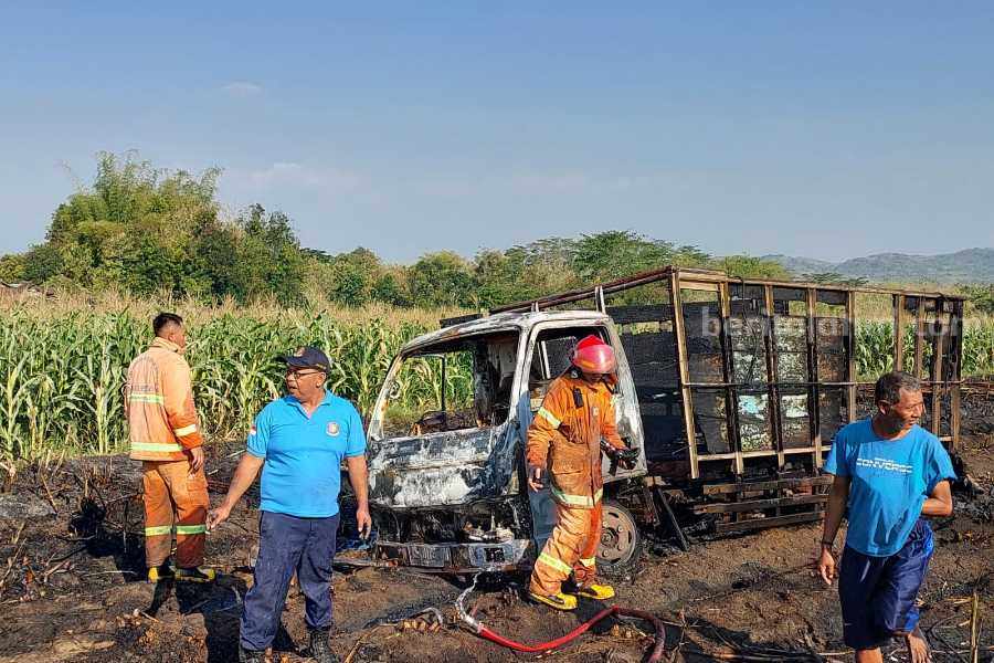 Damkar Magetan saat melakukan pembasahan truk yang terbakar di lahan tebu Desa Banjarejo Ngariboyo, Magetan, Jawa Timur, Rabu (30/8/2023) pukul 16.00 WIB.
