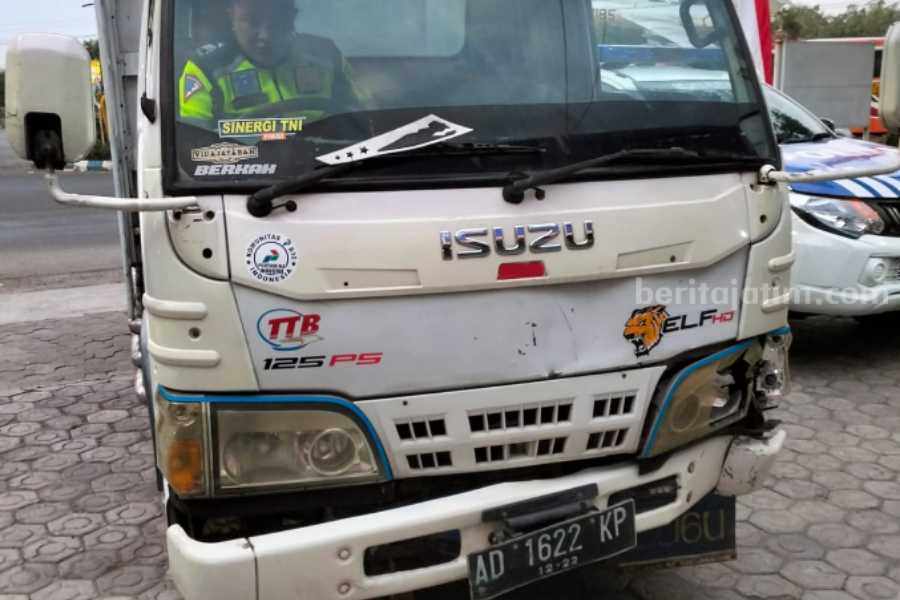 Dump Truck berisi ribuan solar ilegal saat diamankan Satlantas Polres Magetan usai tabrak pelajar di Maospati. Rabu (30/08/2023) sore.