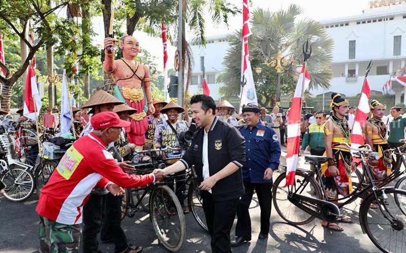 Wagub Jatim, Emil Dardak saat memberangkatkan para pecinta sepeda tua.