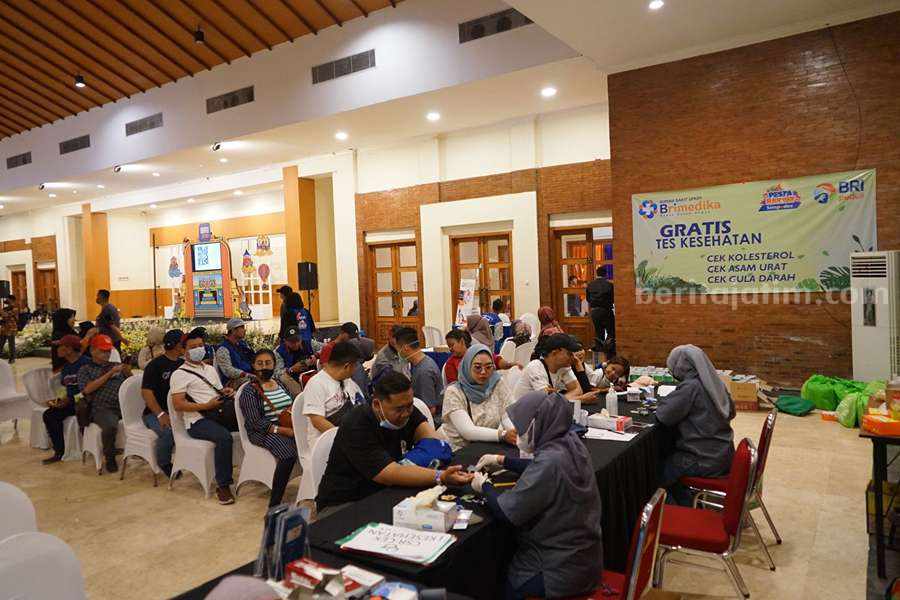 Masyarakat mengikuti tes kesehatan di gedung Candra Wilwarikta Pandaan Pasuruan.