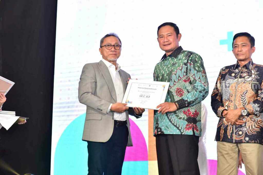 IEC 2023, Bupati Lamongan Kembali Raih Penghargaan Penggerak Entrepeneur Berbasis UMKM Bupati Lamongan Yuhronur Efendi saat menerima penghargaan sebagai penggerak entrepreneur berbasis UMKM pada IEC 2023.