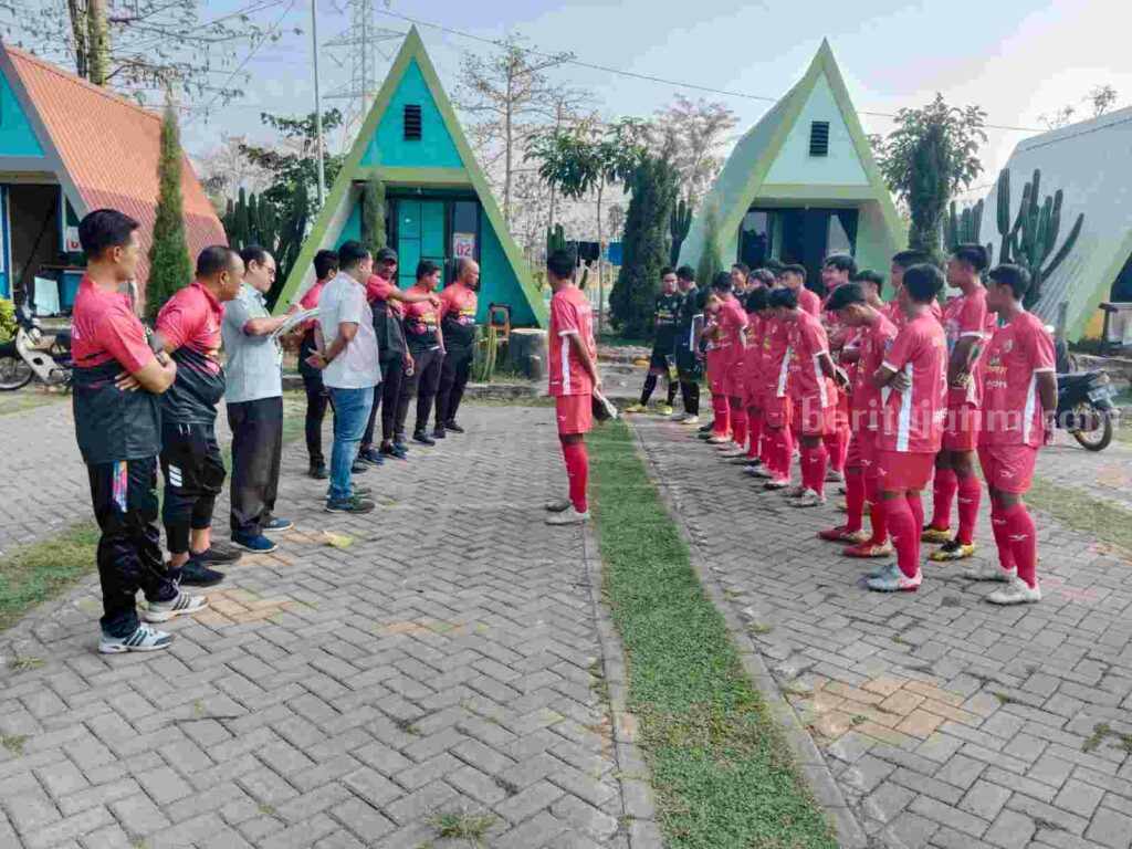 Manager Tim Sepak Bola Porprov Kabupaten Mojokerto, Raja Siahaan mengecek kesiapan terakhir tim di mess kompleks Ponpes eLKISI, Kecamatan Pungging, Kabupaten Mojokerto. [Foto : ist]