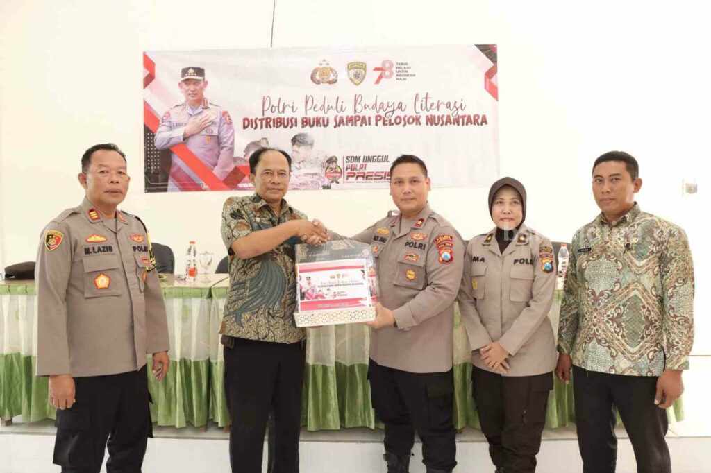Pendistribusian buku program Polri Peduli Literasi kepada SMAN 1 Sukodadi, Lamongan.
