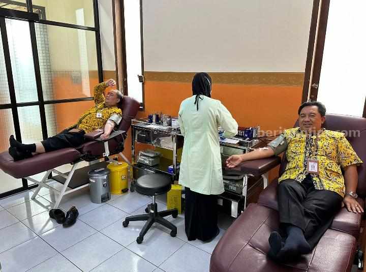 Suasana di UDD PMI Tuban saat pengambilan darah oleh pendonor sukarela. [Foto:Diah Ayu/beritajatim.com]