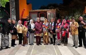 Kepala Disporapar Baihaqi bersama Pokdarwis Kayutangan menerima penghargaan Anugerah Desa Wisata Indonesia (ADWI) 2023. (Humas Pemkot Malang)