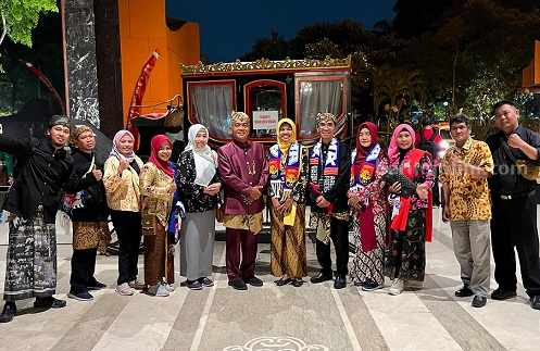 Kepala Disporapar Baihaqi bersama Pokdarwis Kayutangan menerima penghargaan Anugerah Desa Wisata Indonesia (ADWI) 2023. (Humas Pemkot Malang)