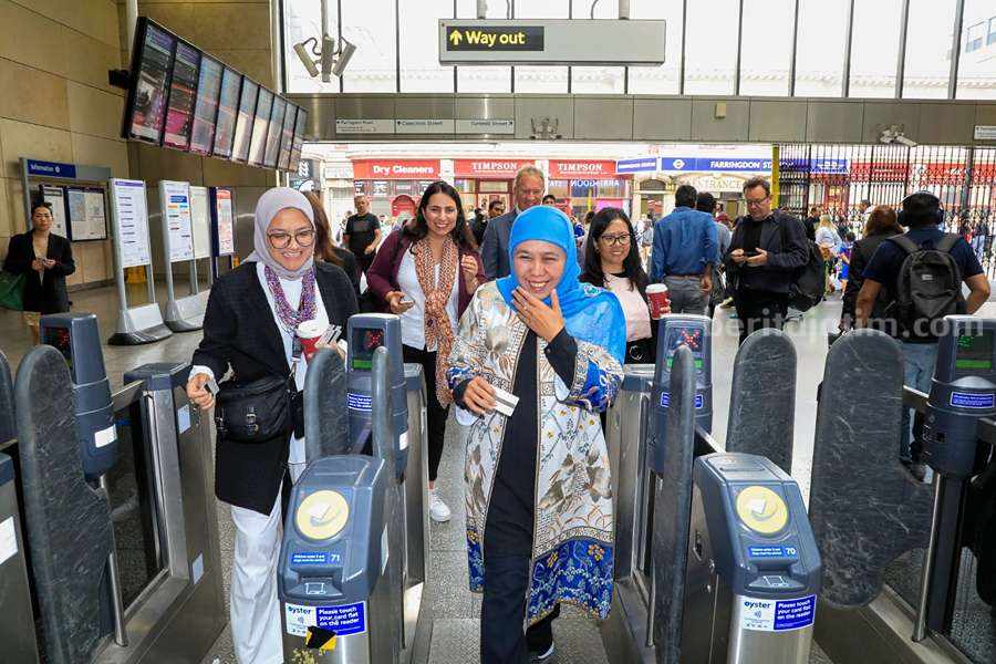 Khofifah Indar Parawansa menjajal langsung MRT jalur Elizabeth Line