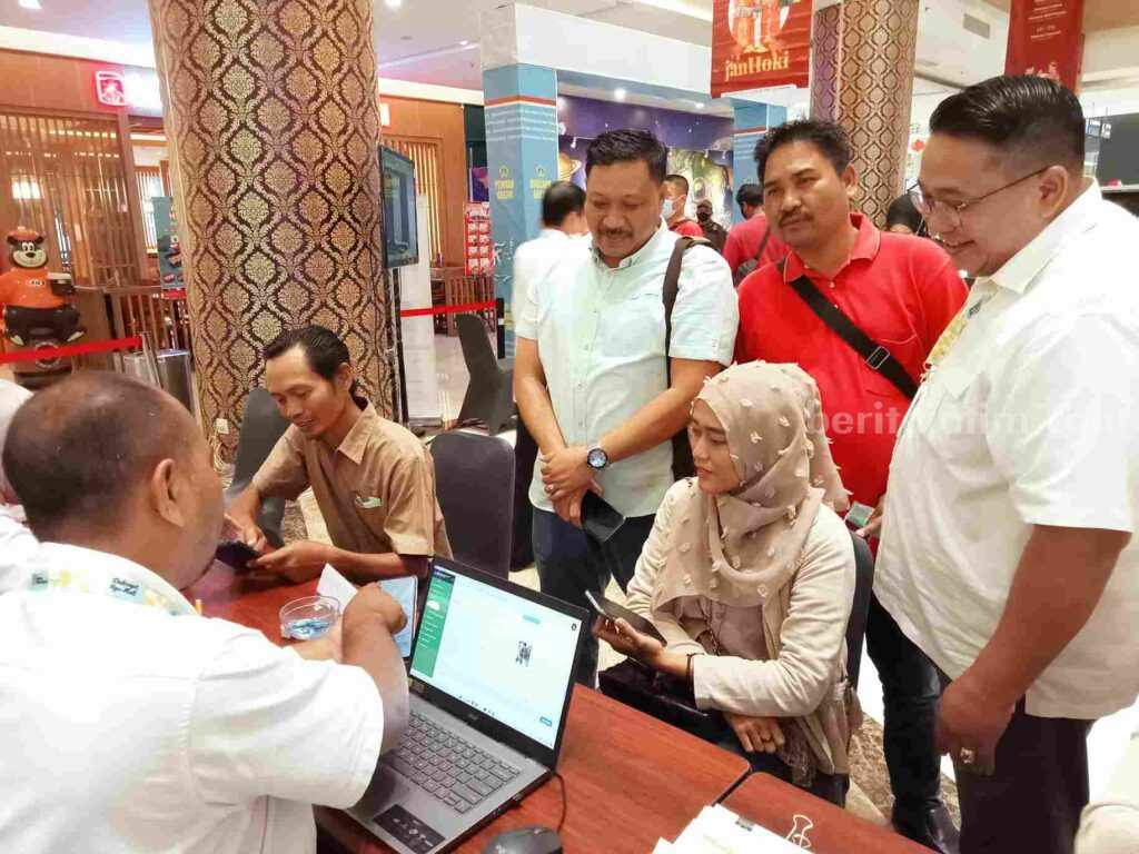 Warga antre mengurus KTP digital di salah satu mall Gresik