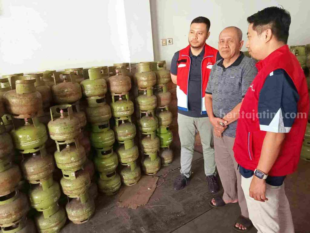 Petugas Pertamina area Surabaya dan sekitarnya saat melakukan sidak di salah satu pangkalan LPG 3 Kilo di Kabupaten Gresik
