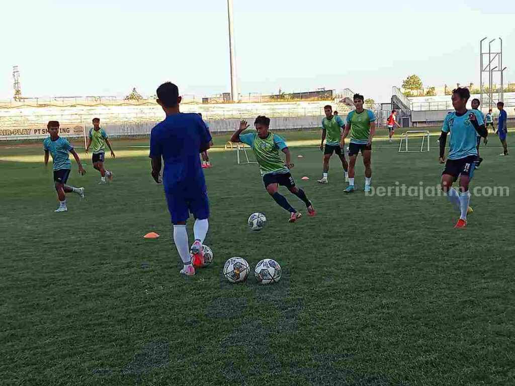 Gresik United Berbenah Jelang Uji Coba, Pelatih: Bukan Cari Menang Foto pemain Gresik United saat menjalani latihan di Stadion Gelora Joko Samudro (Gejos)