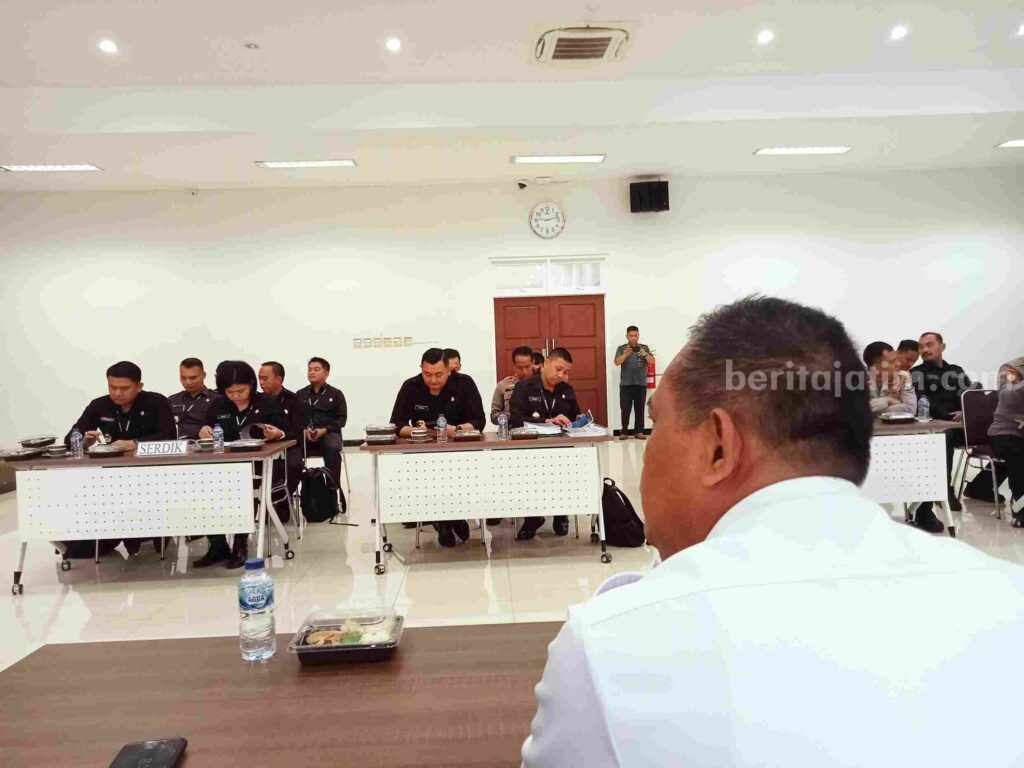 Siswa sispimmen Polri dan TNI saat mendengarkan paparan dari Kapolres Gresik