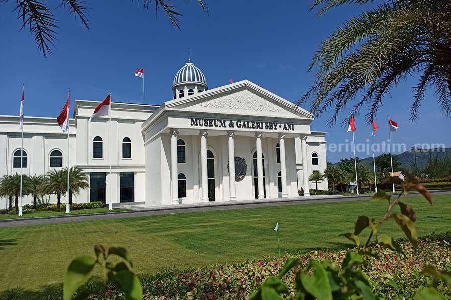 Bangunan museum dan galeri SBY-ANI tampak gagah yang berada di jalur lintas selatan. (Foto/Dok.Beritajatim)