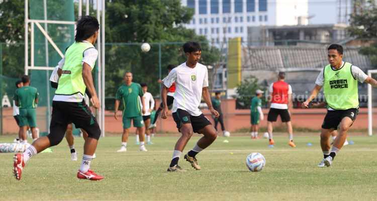 Persebaya Benahi Lini Belakang Jelang Jamu Persikabo 1973 Persebaya Surabaya saat latihan di Lapangan Thor. (Way)