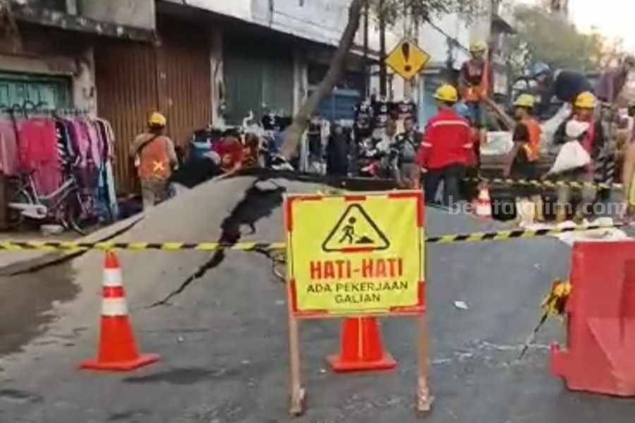 Aspal di Jalan Pasar Kembang No. 41-43 yang meletus.