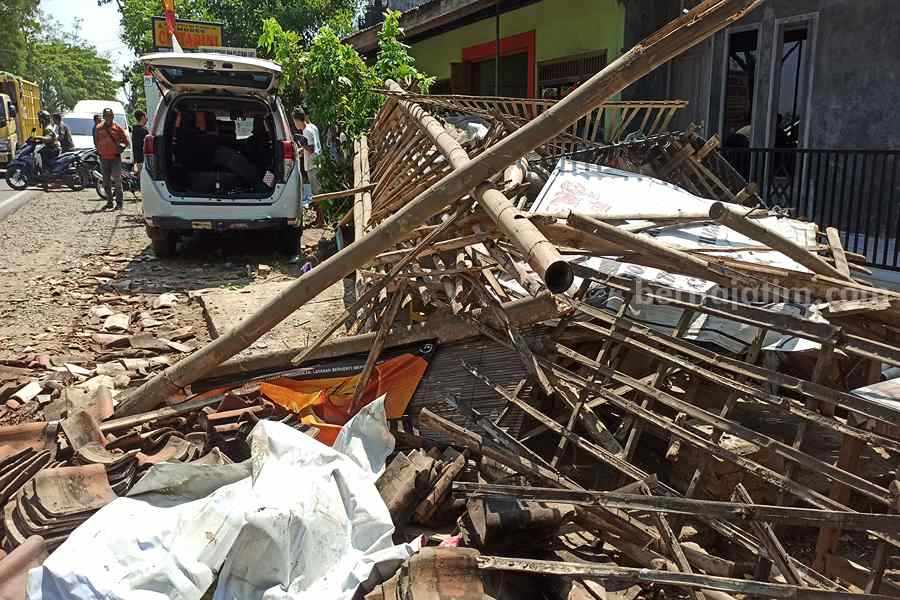 Emak-emak Mendadak Belok, Mobil Travel Tabrak Warung di Ponorogo Kondisi mobil travel yang baru menabrak sebuah warung di Kecamatan Jetis Ponorogo. (Foto/Endra Dwiono/Beritajatim.com)