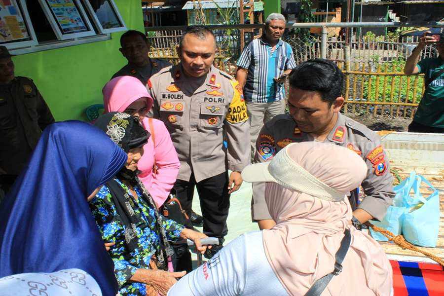 Kapolsek Sukolilo, Kompol M Sholeh bersama ibu Bhayangkari dan Bonita WTC saat melakukan aksi bakti sosial di Medokan Semampir, Selasa (01/08/2023). (Foto/ist).