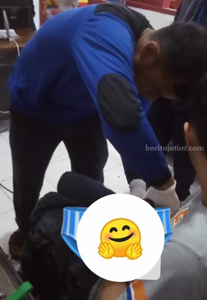 Petugas saat membantu pemuda di Ponorogo yang kemaluannya terjepit resleting. (Foto/Istimewa)
