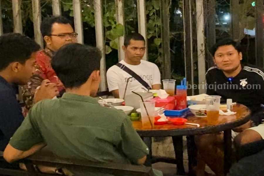 Galuh (baju putih) bersama Roy Mafia Gedang (kanan) dan tim penasehat hukum Galuh di Bakso Mas Roy. (Foto/Anggadia).