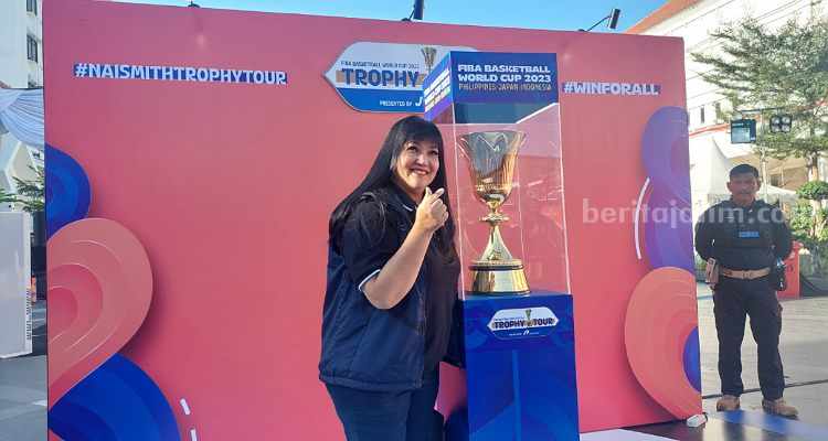 Ketua Perbasi Jatim, Grace Evi berfoto bersama trofi FIBA Basketball World Cup 2023 di Balai Pemuda Surabaya. (Way)