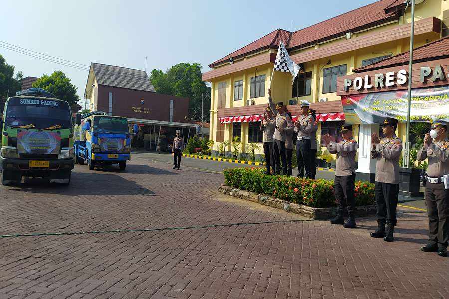 Kapolres Pasuruan, AKBP Bayu Pratama Gabunagi saat memberangkatkan truk air.