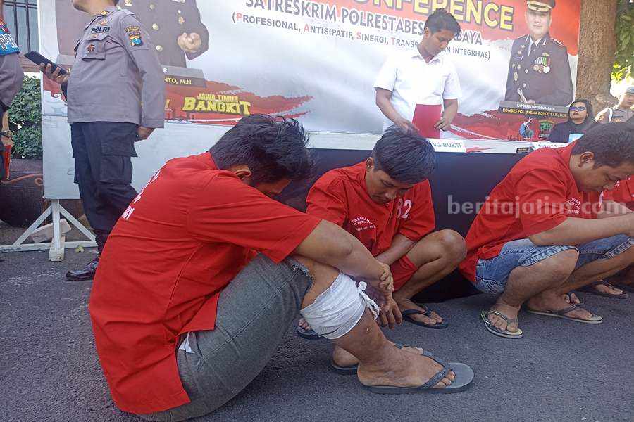 SM saat dirilis di Polrestabes Surabaya. Ia terpaksa dilumpuhkan karena melawan. (Foto/Anggadia).