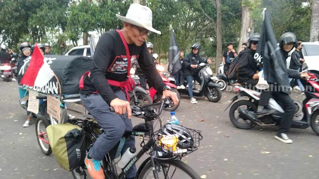 Bawa Misi Keadilan Tragedi Kanjuruhan, Midun Kayuh Sepeda Keranda Menolak Lupa Mihtahudin Ramli alias Midun, mengayuh Sepeda Keranda dari Malang ke Jakarta, Kamis (3/8/2023).