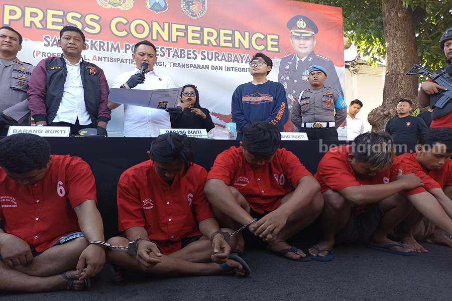 Karyawan Bobol Gudang Rame rame untuk Beli Diamond Game Online Kelima tersangka saat diamankan di Polrestabes Surabaya. (Foto/Anggadia).