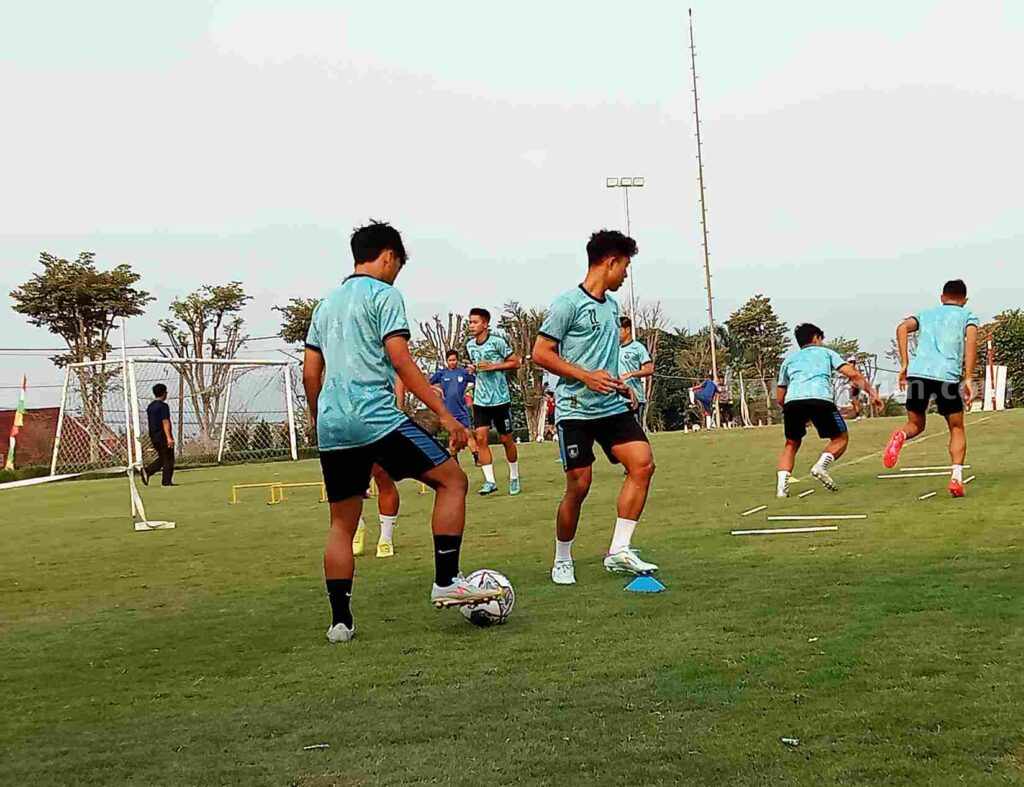 Pemain Gresik United saat menjalani TC di Lawang, Kabupaten Malang