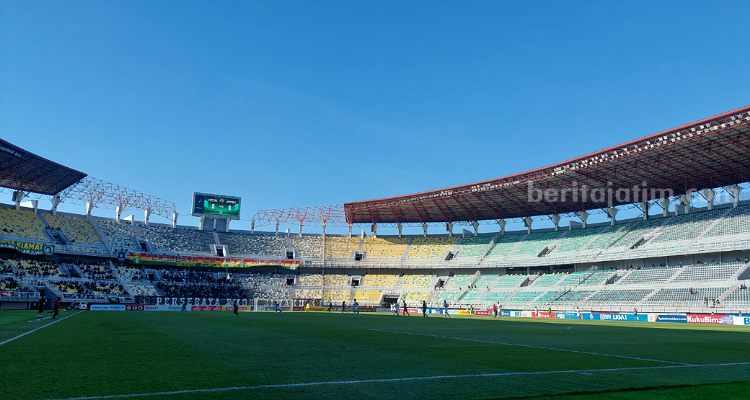 Stadion GBT saat laga Persebaya Vs Persikabo 1973