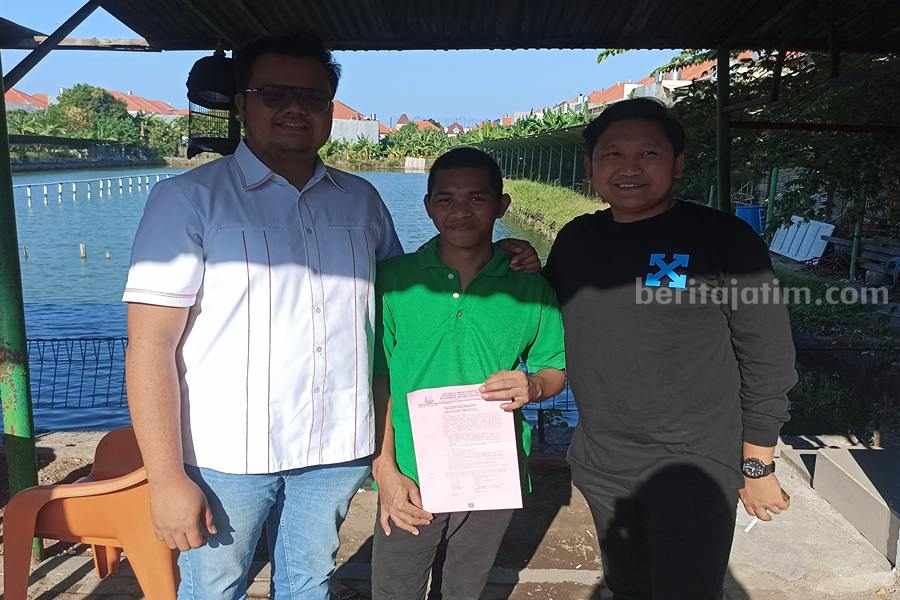 Satria (kiri), Galuh (tengah), dan Royhan (kanan) usai penyerahan SKP2 di bakso Mas Roy, Jumat (04/08/2023). (Foto/Anggadia).
