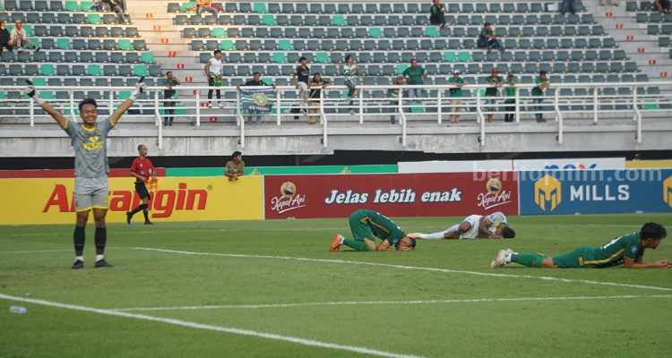 Persebaya Surabaya melawan Persikabo di GBT Surabaya. (Way)