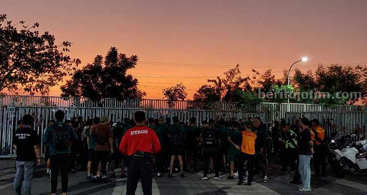 Bonek hadang bus Persebaya di depan pintu keluar GBT. (Way)