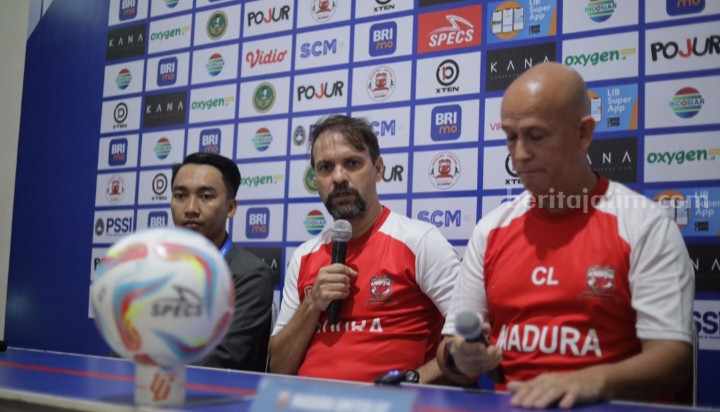 Madura United Optimistis Amankan Poin dari PSIS Semarang Pelatih Madura United FC, Maurucio Souza (tengah) saat konferensi pers jelang laga menjamu PSIS Semarang, di Stadion Gelora Bangkalan (SGB) Madura, Jum'at (4/8/2023).