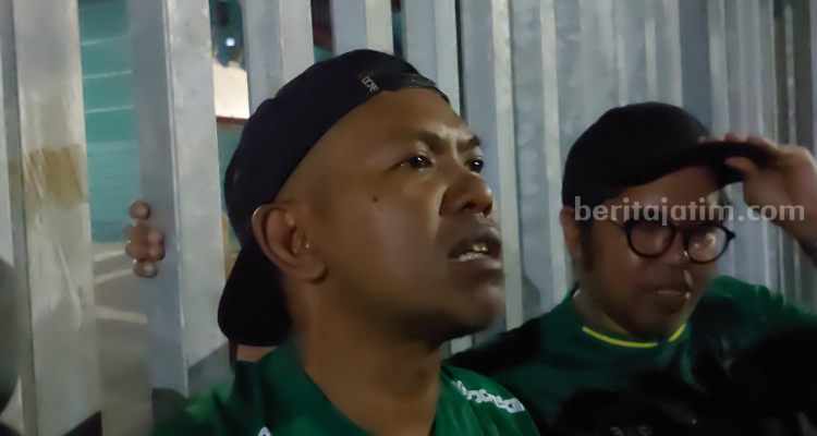 Bonek Tagih Janji Manajemen, Persebaya Kalah di Kandang Adalah Memalukan Capo Ipul usai menghadang bus tim pemain. (Way)