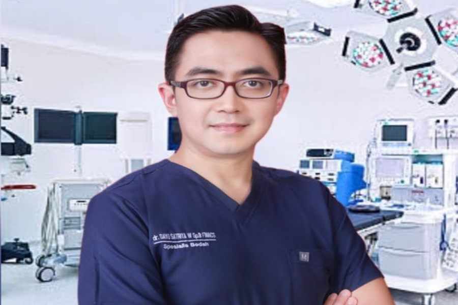 dr. Dayu Satriya Wibawa Sp.B FINACS, dokter Spesialis bedah di RS Islam Surabaya Jemursari, RS Islam Surabaya A Yani, RSIA Pusura Tegalsari ( Bunda Morula), Dosen Fakultas Kedokteran UNUSA. (Foto/Dokumen Pribadi).