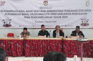 Divisi Teknis dan Penyelenggaraan KPU Pamekasan, Moh Amiruddin (pegang mic) dalam penyampaian hasil akhir verifikasi administrasi perbaikan dokumen Bacaleg di Pamekasan, Minggu (6/8/2023).
